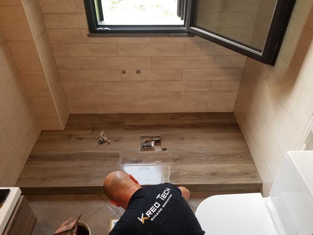 piastrellatura-bagno-con-finestra
