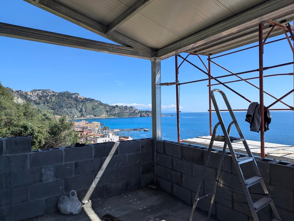 carpenteria-metallica-con-muretto-vista-mare